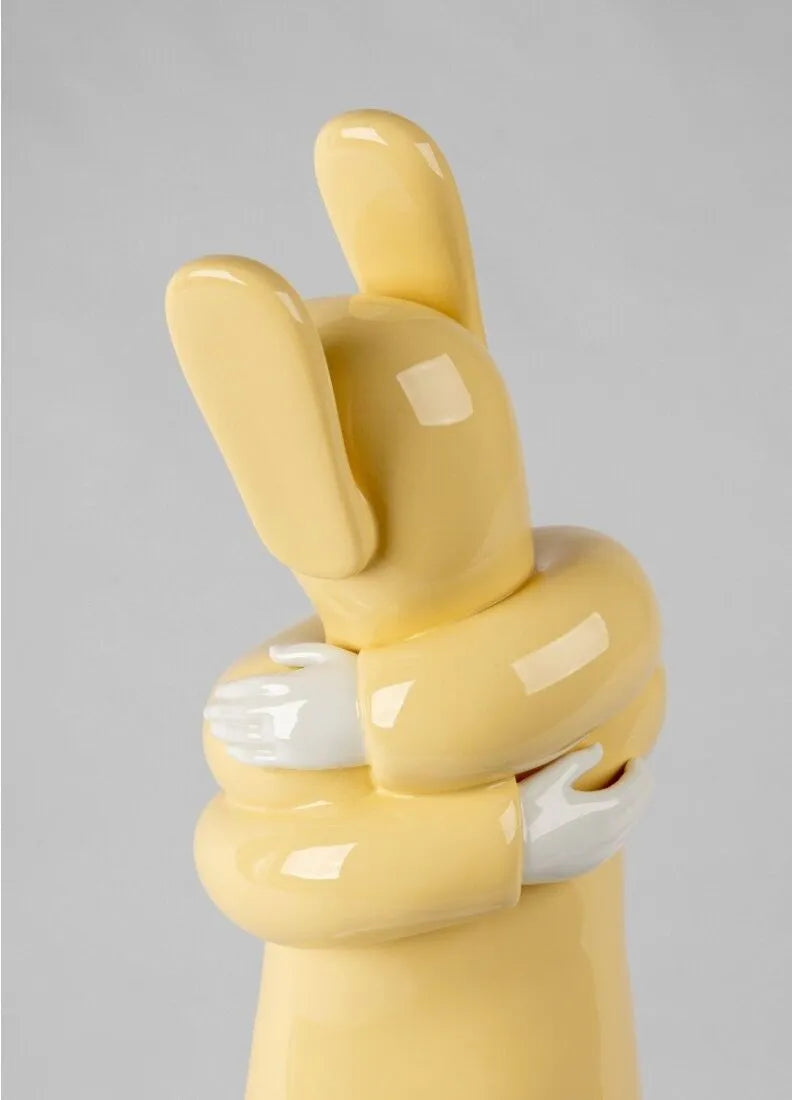 Scultura Embraced Gialla