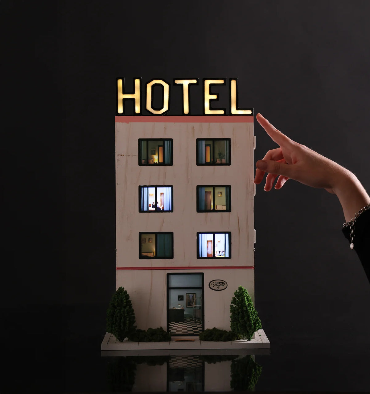 HOTEL VOYEUR